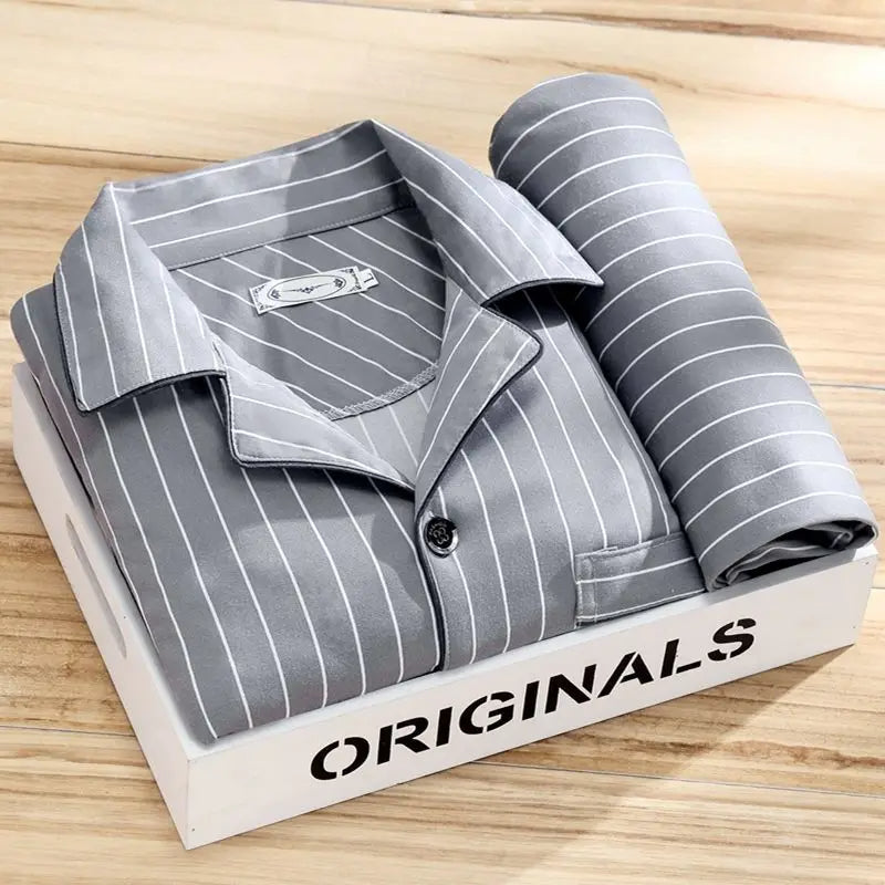"Pyjama set voor mannen met knoopsluiting, stijlvol gestreept patroon en zachte stof voor ultiem slaapcomfort."
