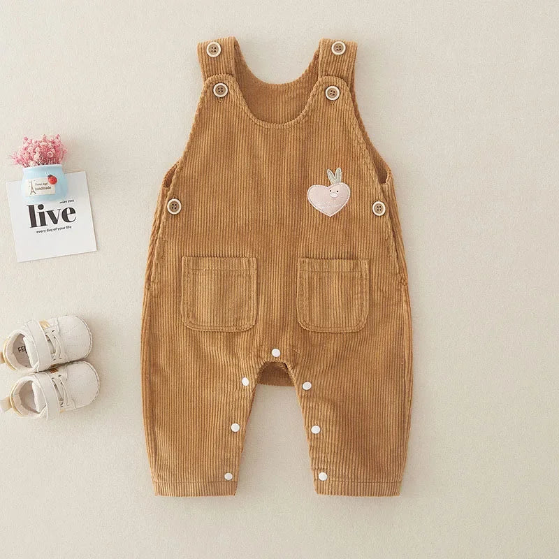 "Ribbed tuinbroek voor kinderen in trendy beige, ideaal voor comfort en speelplezier. Makkelijk wasbaar en ademend."