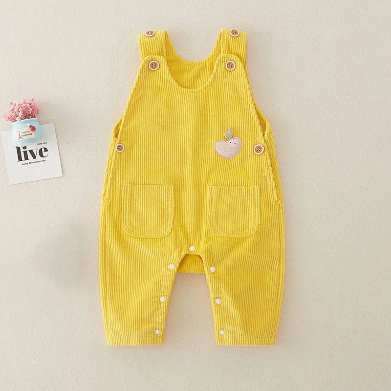 "Ribbed tuinbroek voor kinderen in trendy beige, ideaal voor comfort en speelplezier. Makkelijk wasbaar en ademend."