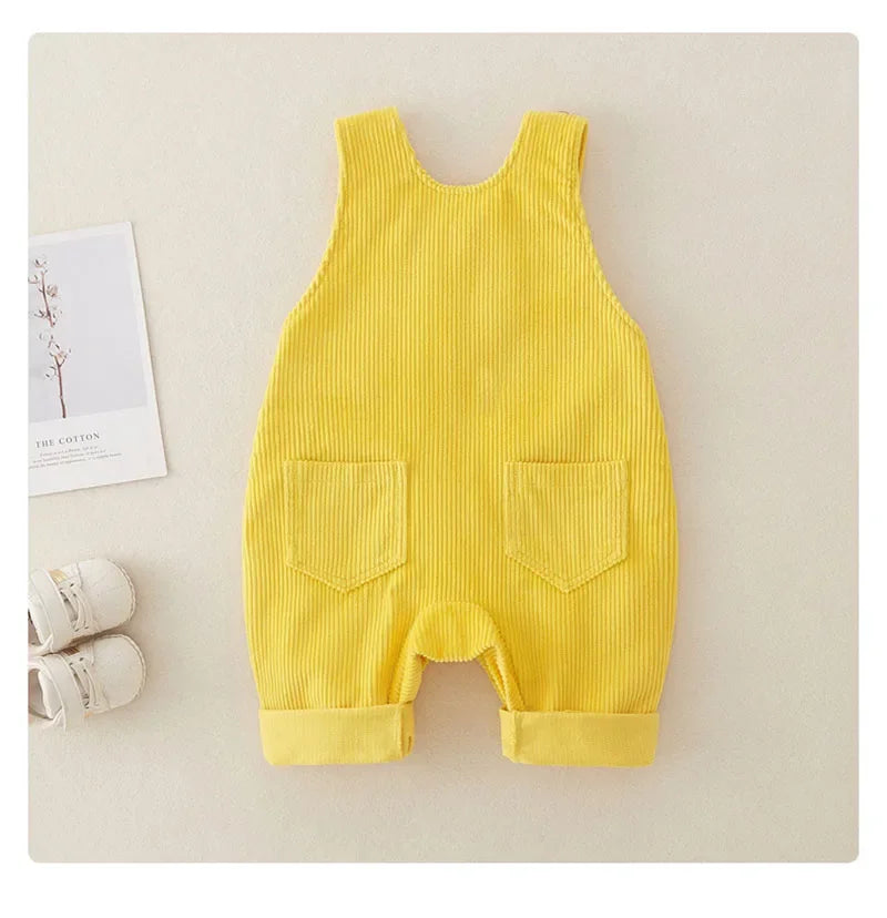 "Ribbed tuinbroek voor kinderen in trendy beige, ideaal voor comfort en speelplezier. Makkelijk wasbaar en ademend."