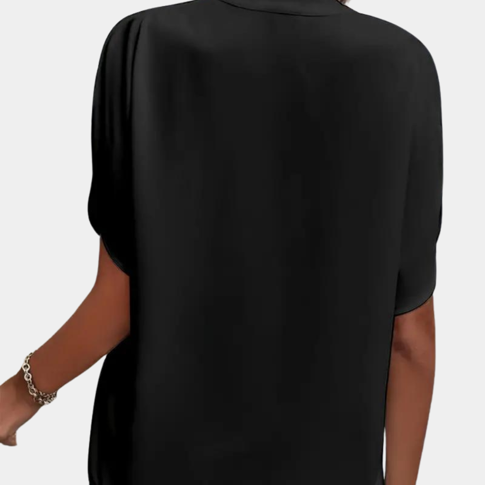 "Roze dames zomerblouse met elegante V-hals en korte mouwen, ideaal voor stijlvolle en comfortabele zomerdagen."