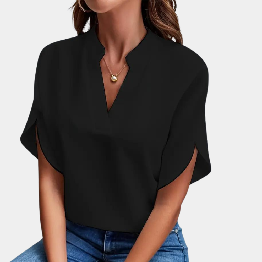 "Roze dames zomerblouse met elegante V-hals en korte mouwen, ideaal voor stijlvolle en comfortabele zomerdagen."