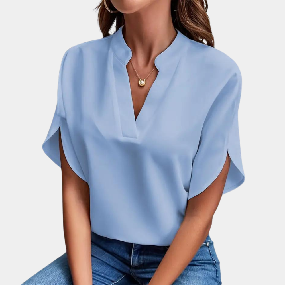 "Roze dames zomerblouse met elegante V-hals en korte mouwen, ideaal voor stijlvolle en comfortabele zomerdagen."