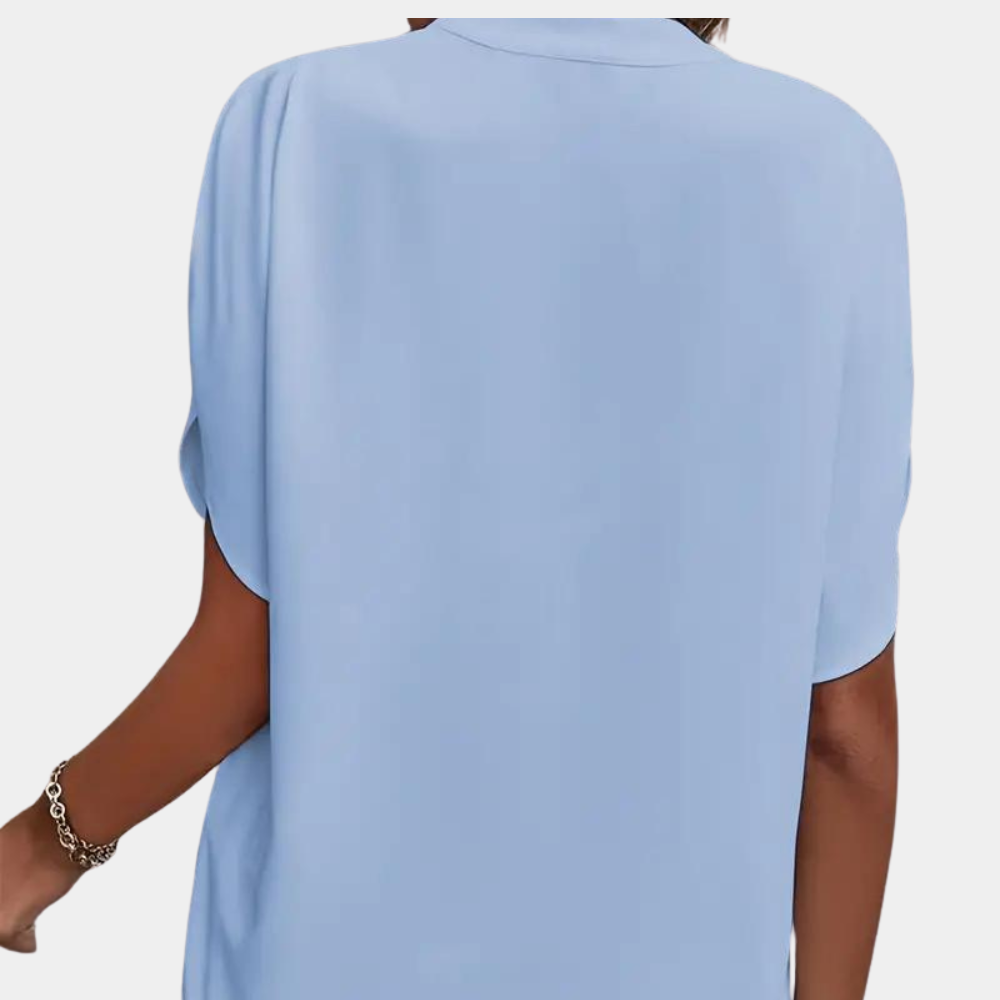 "Roze dames zomerblouse met elegante V-hals en korte mouwen, ideaal voor stijlvolle en comfortabele zomerdagen."