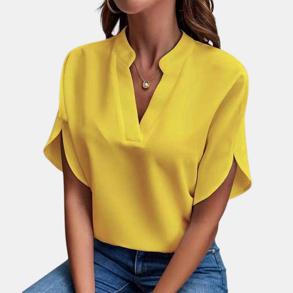 "Roze dames zomerblouse met elegante V-hals en korte mouwen, ideaal voor stijlvolle en comfortabele zomerdagen."