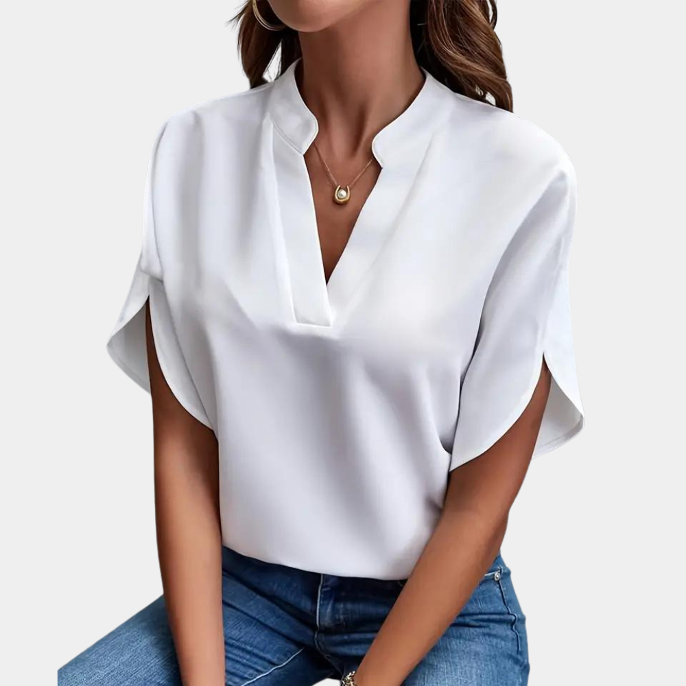 "Roze dames zomerblouse met elegante V-hals en korte mouwen, ideaal voor stijlvolle en comfortabele zomerdagen."