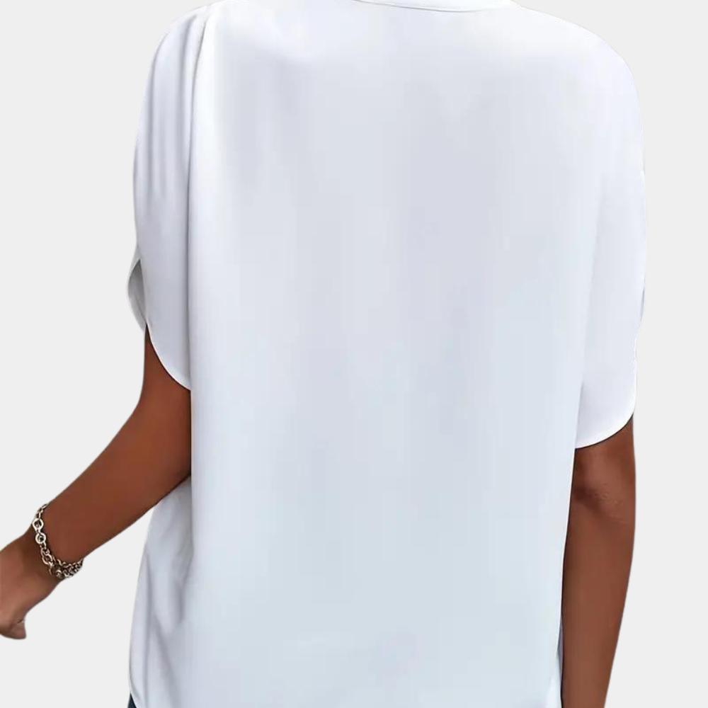 "Roze dames zomerblouse met elegante V-hals en korte mouwen, ideaal voor stijlvolle en comfortabele zomerdagen."