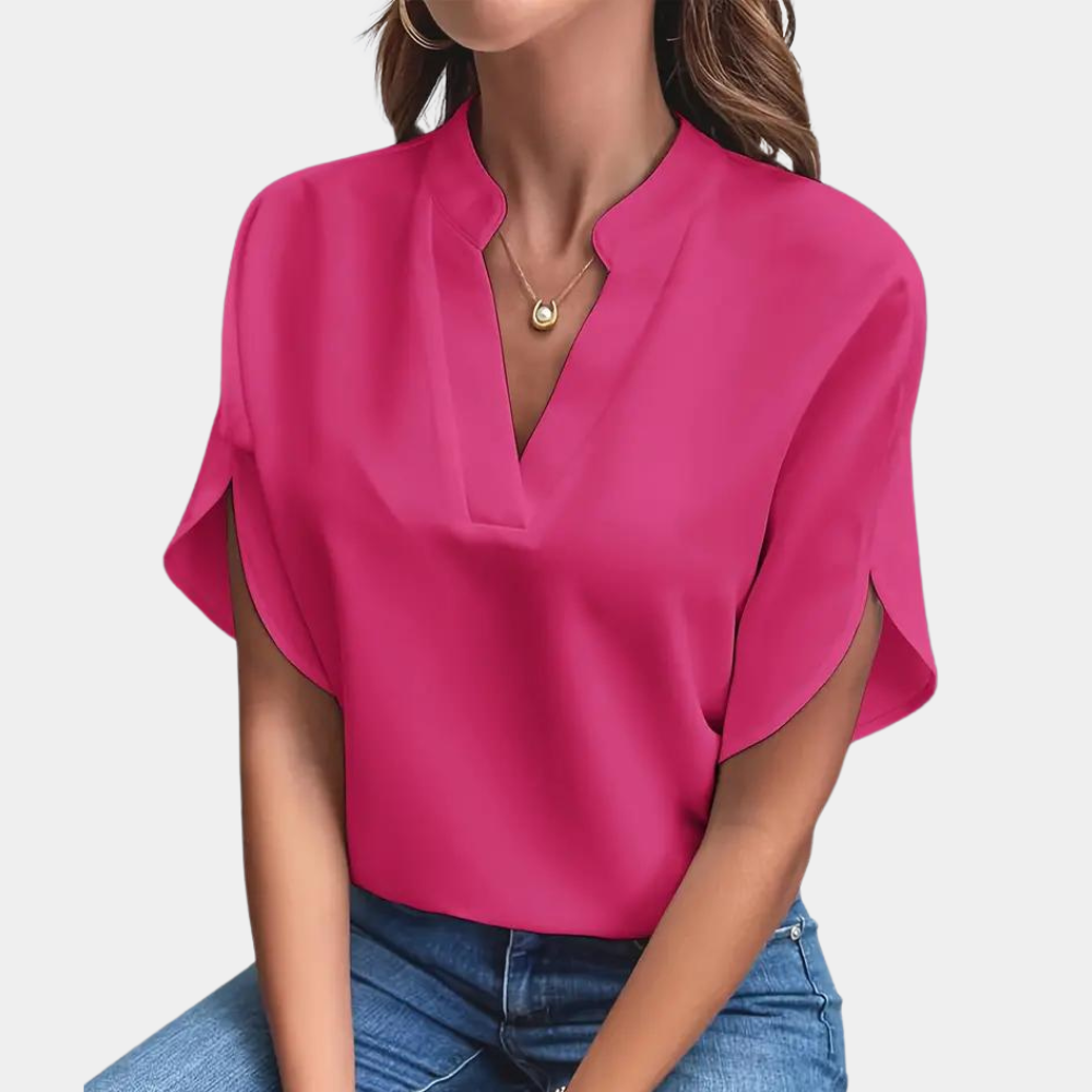 "Roze dames zomerblouse met elegante V-hals en korte mouwen, ideaal voor stijlvolle en comfortabele zomerdagen."