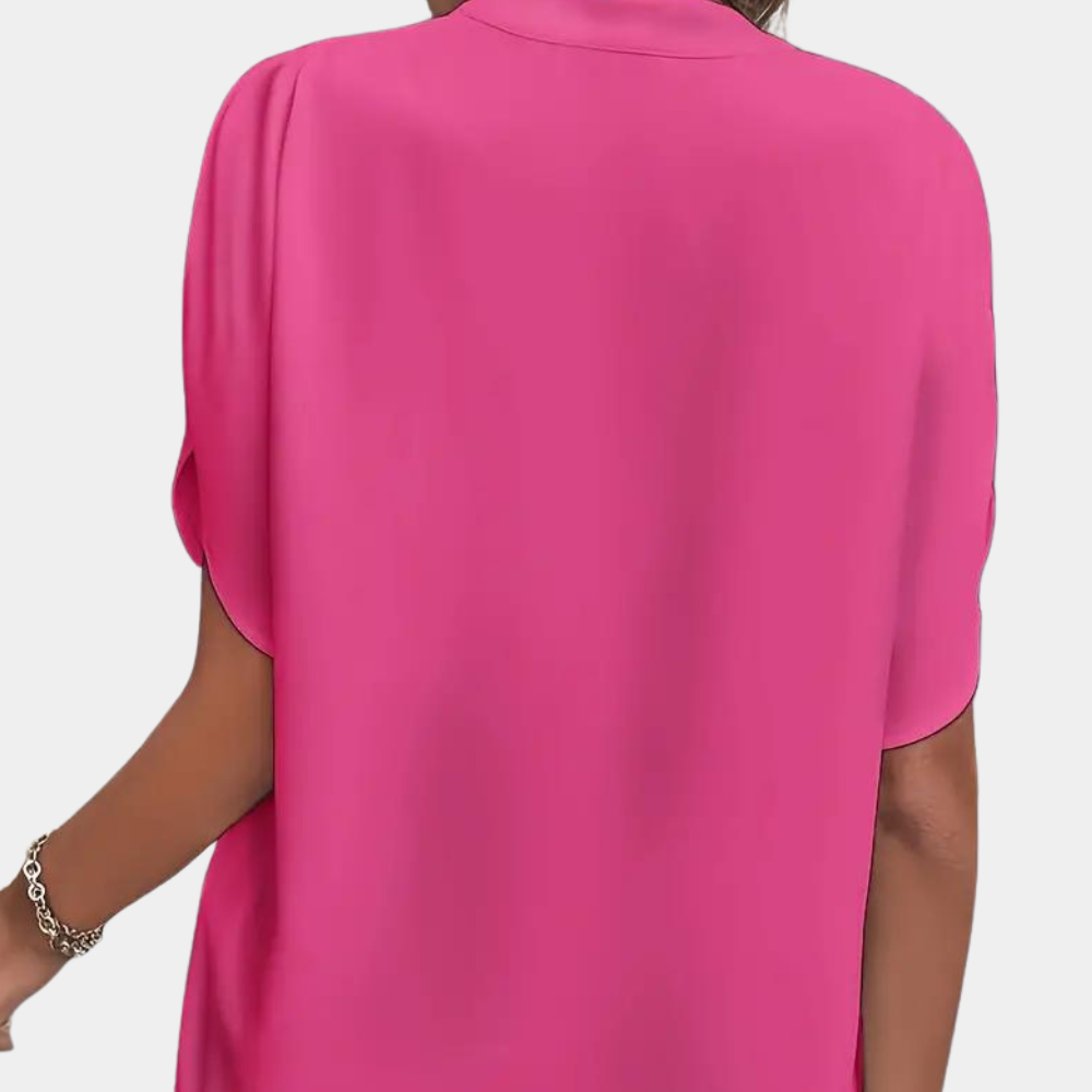 "Roze dames zomerblouse met elegante V-hals en korte mouwen, ideaal voor stijlvolle en comfortabele zomerdagen."