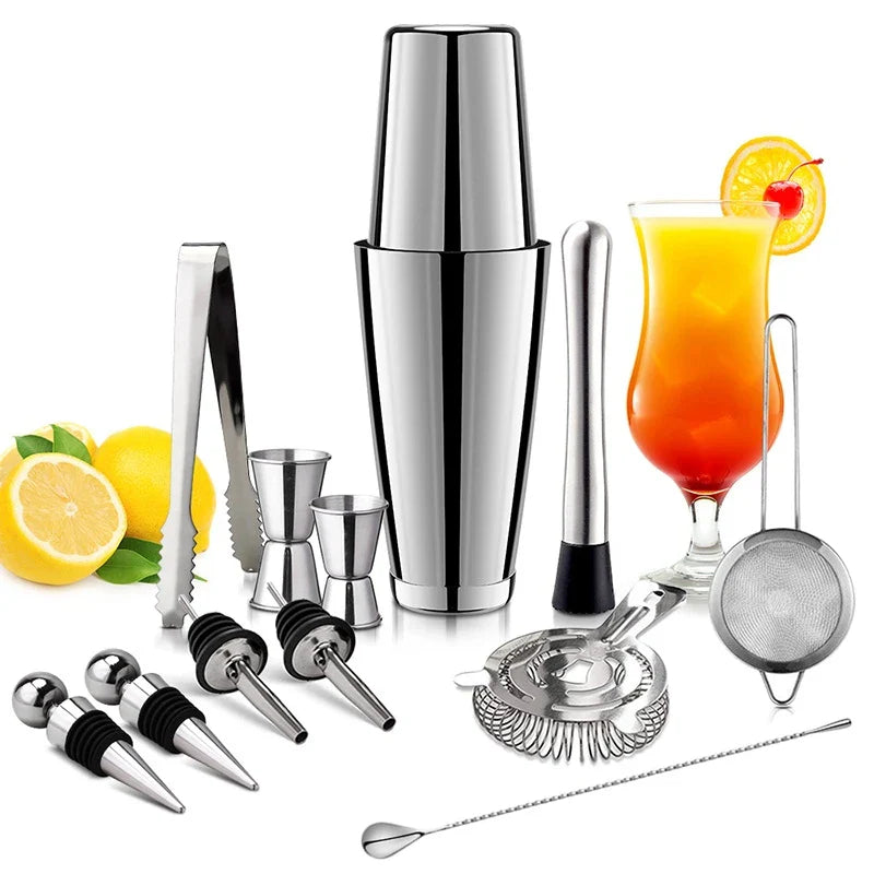 "RVS cocktailshaker set met Boston shaker, strainer en barlepel; essentieel voor thuiscocktails en stijlvolle presentatie."