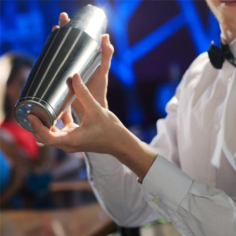 "RVS cocktailshaker set met Boston shaker, strainer en barlepel; essentieel voor thuiscocktails en stijlvolle presentatie."