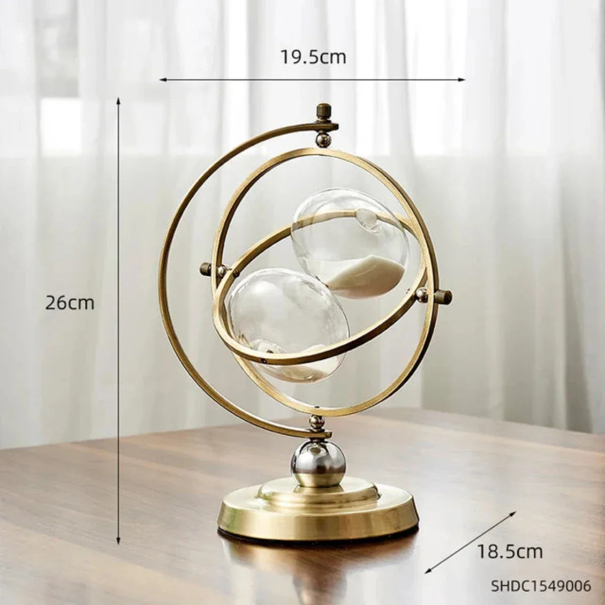 "Scandinavische zandloper van glas en metaal, stijlvol en tijdloos. Perfecte home accessoire voor interieurdecoratie."
