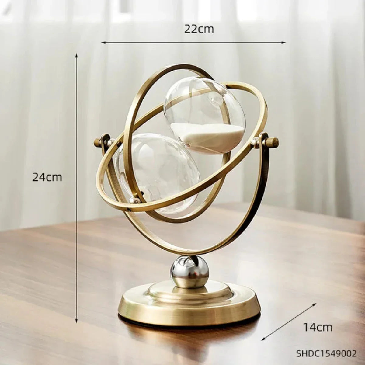 "Scandinavische zandloper van glas en metaal, stijlvol en tijdloos. Perfecte home accessoire voor interieurdecoratie."