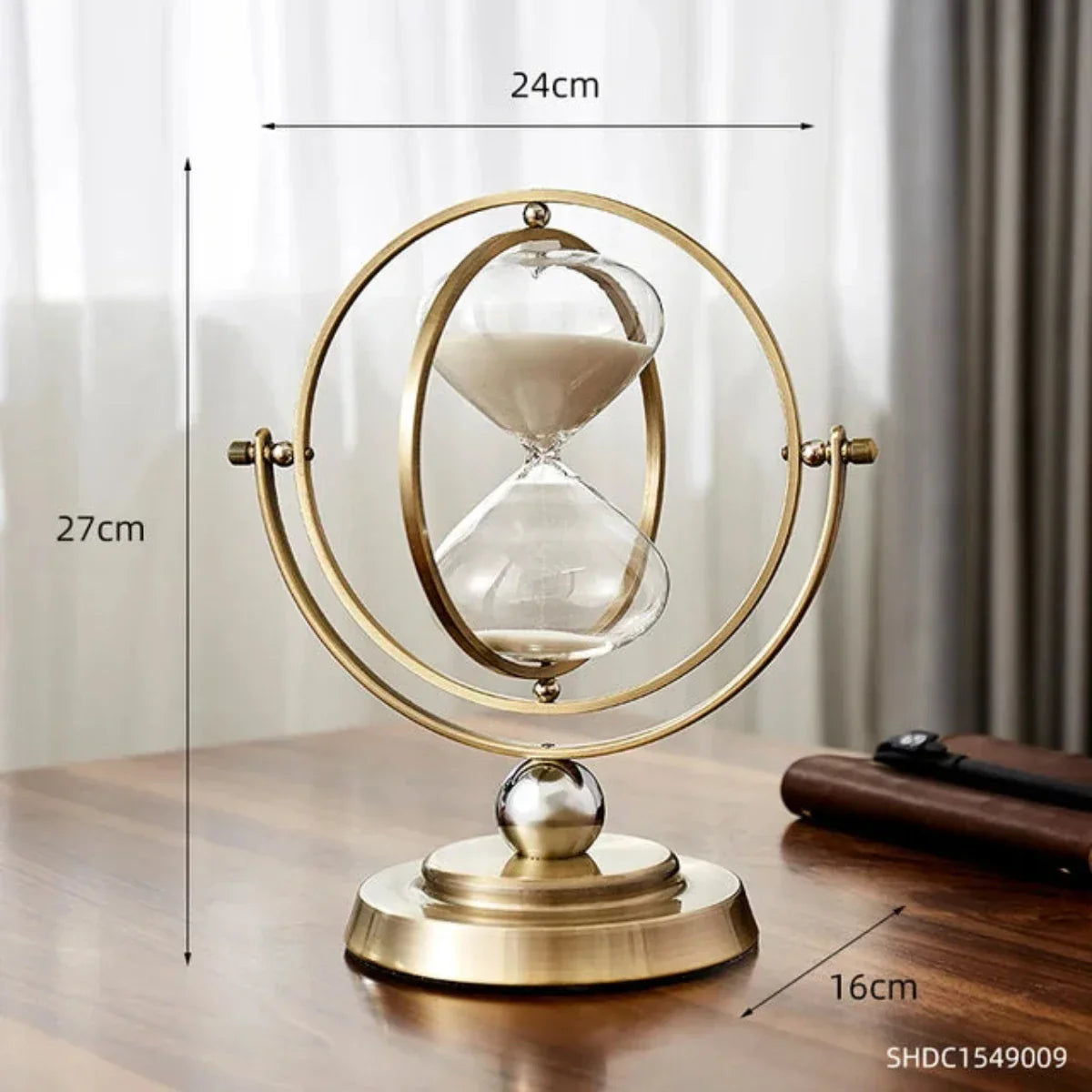 "Scandinavische zandloper van glas en metaal, stijlvol en tijdloos. Perfecte home accessoire voor interieurdecoratie."