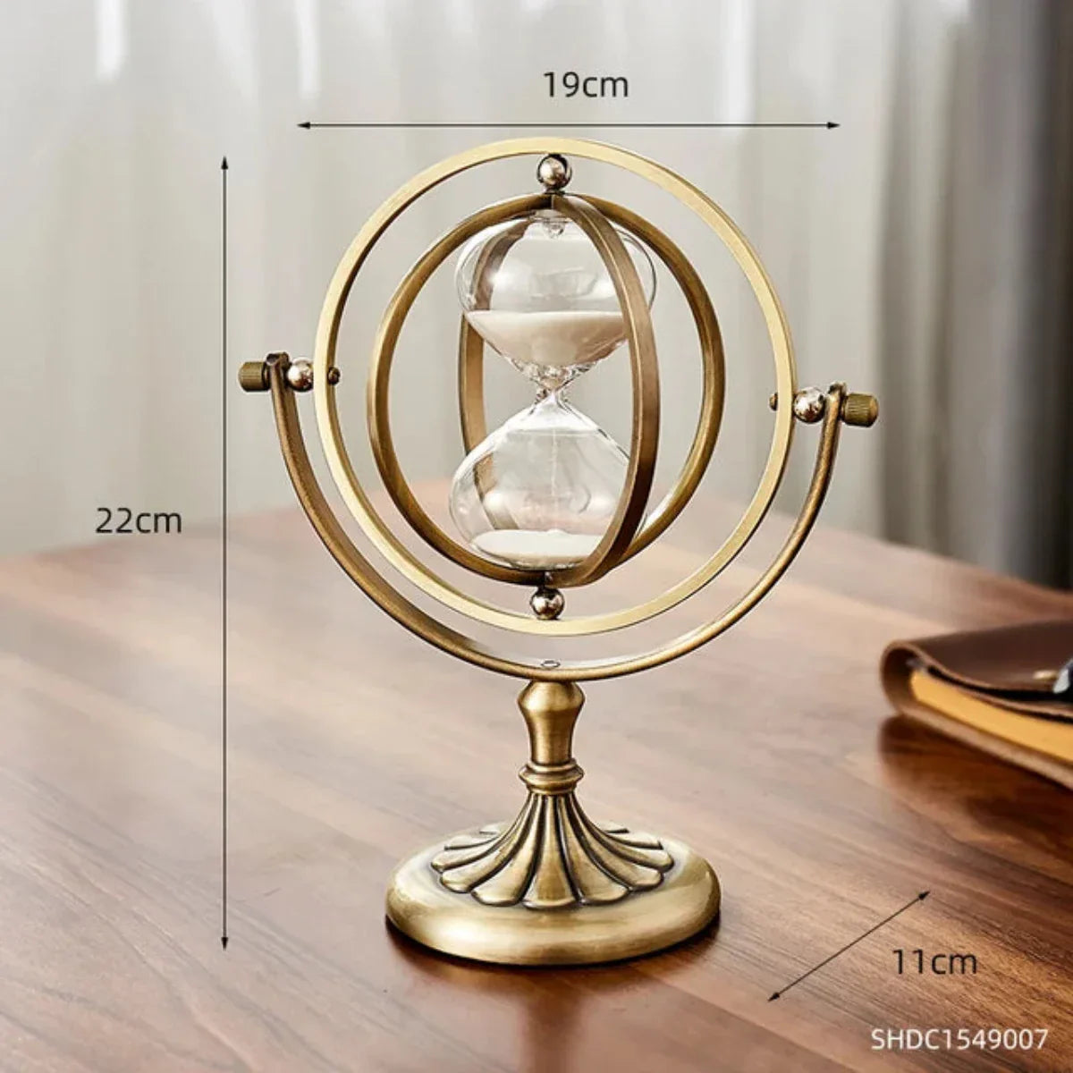 "Scandinavische zandloper van glas en metaal, stijlvol en tijdloos. Perfecte home accessoire voor interieurdecoratie."