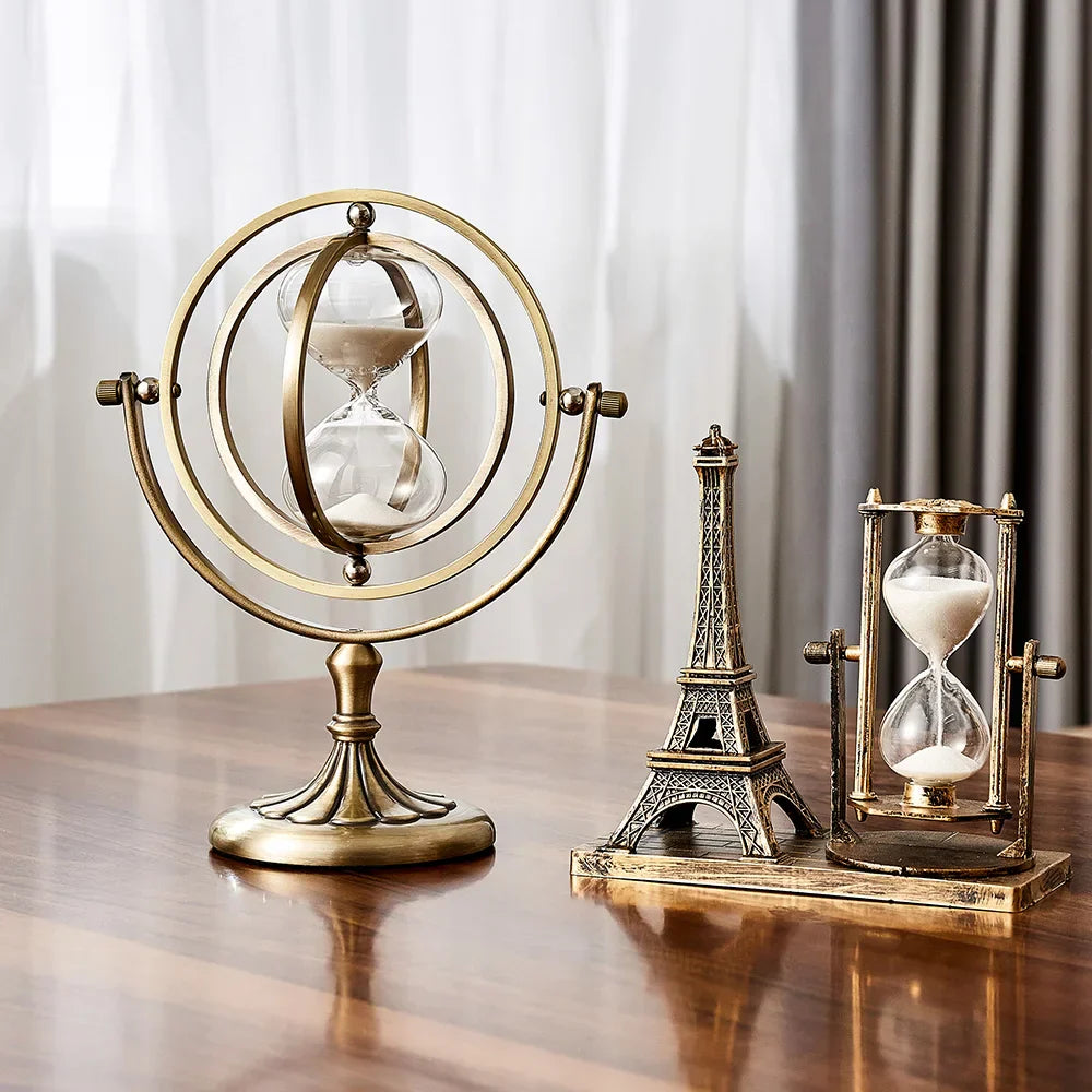 "Scandinavische zandloper van glas en metaal, stijlvol en tijdloos. Perfecte home accessoire voor interieurdecoratie."