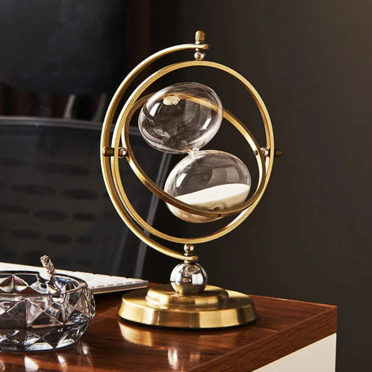 "Scandinavische zandloper van glas en metaal, stijlvol en tijdloos. Perfecte home accessoire voor interieurdecoratie."