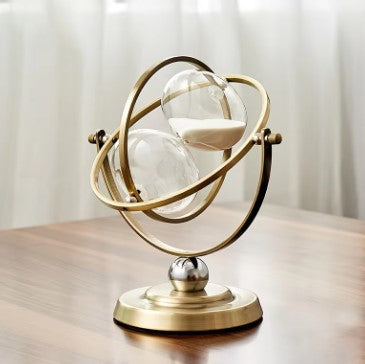 "Scandinavische zandloper van glas en metaal, stijlvol en tijdloos. Perfecte home accessoire voor interieurdecoratie."