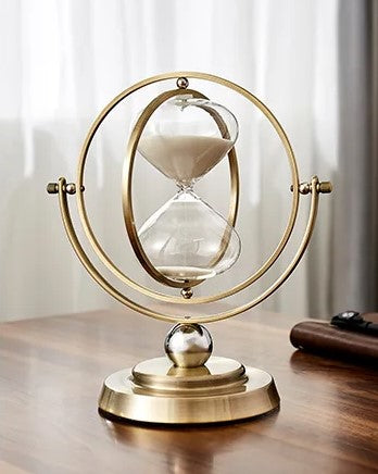 "Scandinavische zandloper van glas en metaal, stijlvol en tijdloos. Perfecte home accessoire voor interieurdecoratie."