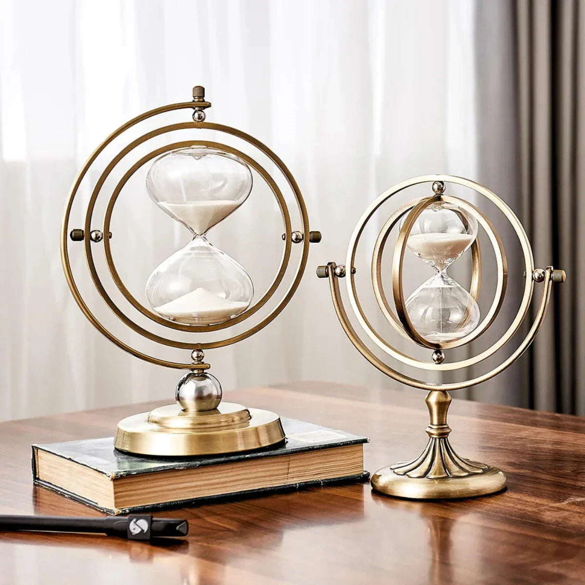 "Scandinavische zandloper van glas en metaal, stijlvol en tijdloos. Perfecte home accessoire voor interieurdecoratie."