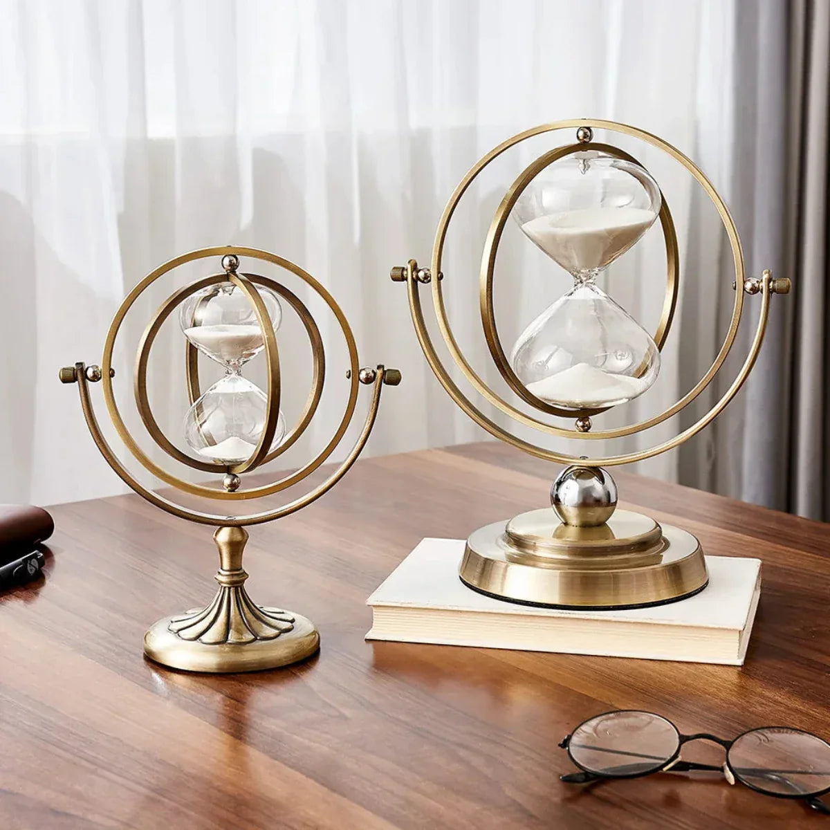 "Scandinavische zandloper van glas en metaal, stijlvol en tijdloos. Perfecte home accessoire voor interieurdecoratie."