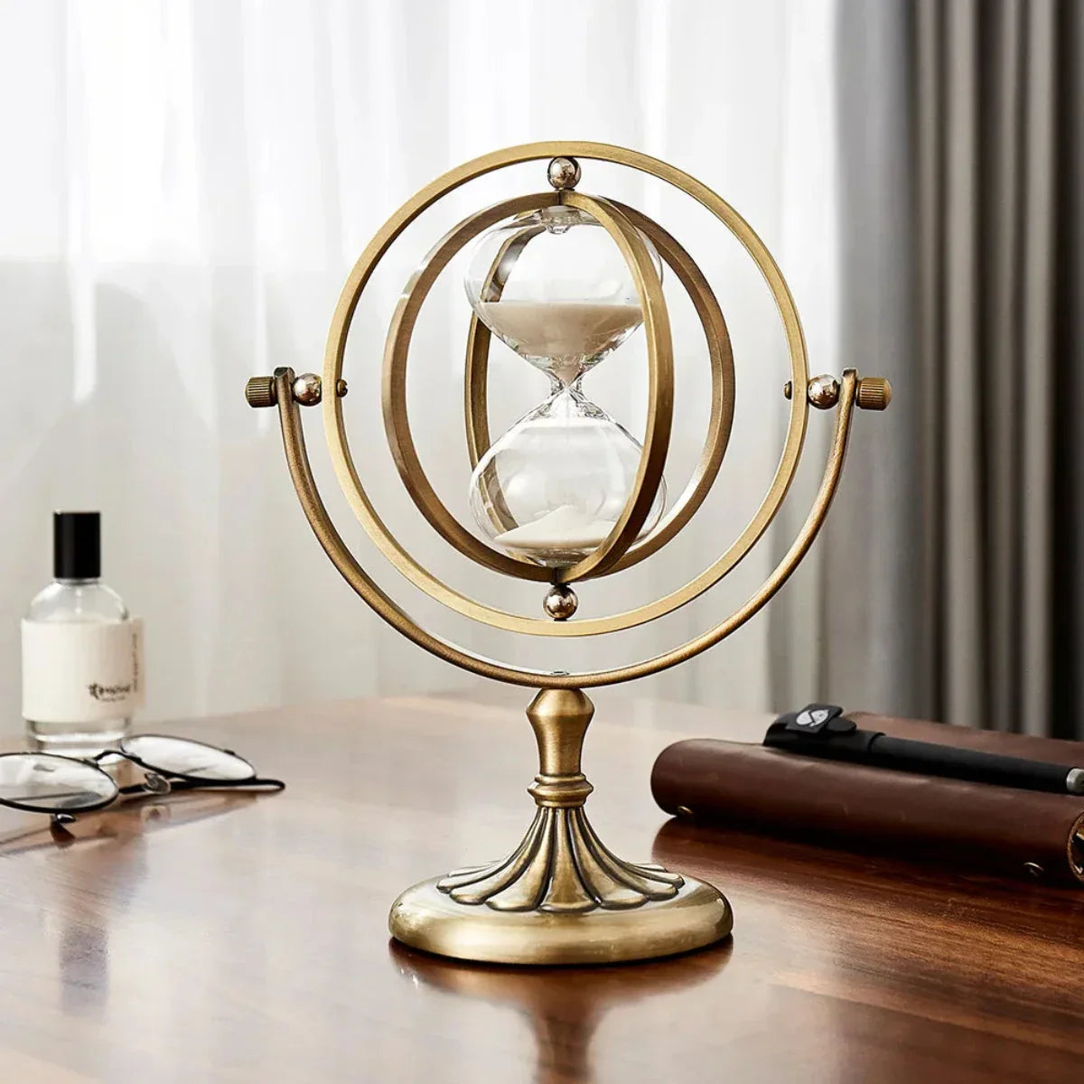 "Scandinavische zandloper van glas en metaal, stijlvol en tijdloos. Perfecte home accessoire voor interieurdecoratie."