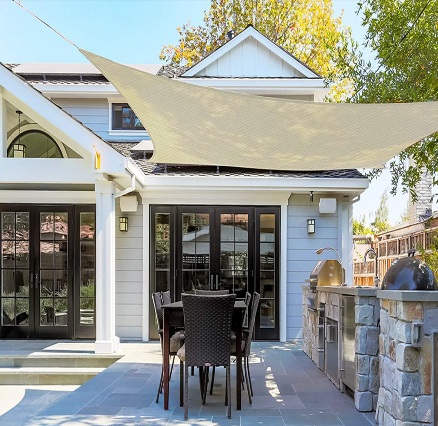 "ShadeMax schaduwdoek op terras, waterdicht, UV-bescherming, driehoekige vorm, voor tuin en balkon, beige kleur."