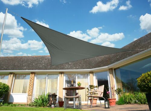 "ShadeMax schaduwdoek op terras, waterdicht, UV-bescherming, driehoekige vorm, voor tuin en balkon, beige kleur."
