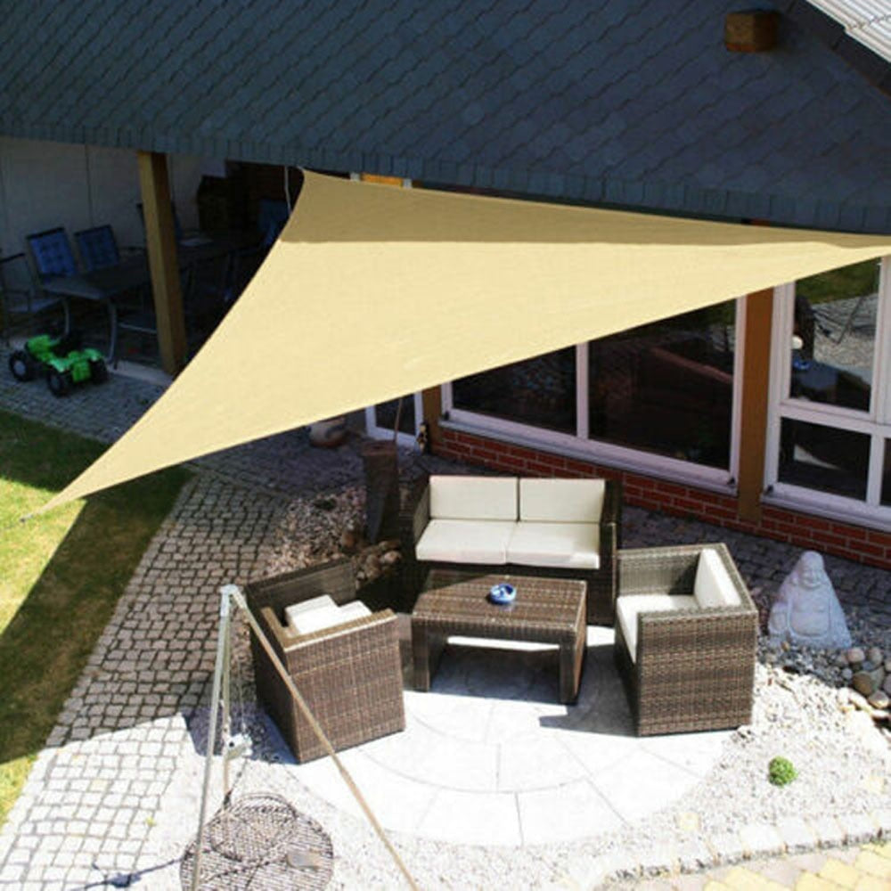 "ShadeMax schaduwdoek op terras, waterdicht, UV-bescherming, driehoekige vorm, voor tuin en balkon, beige kleur."