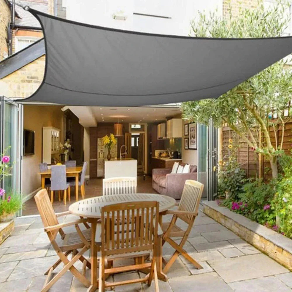 "ShadeMax schaduwdoek op terras, waterdicht, UV-bescherming, driehoekige vorm, voor tuin en balkon, beige kleur."