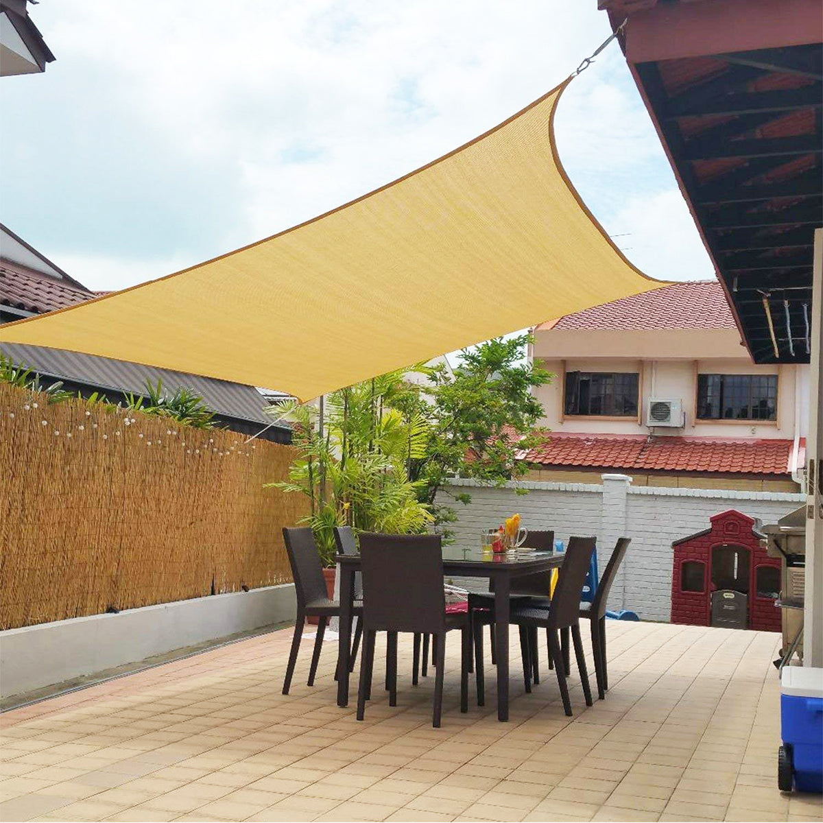 "ShadeMax schaduwdoek op terras, waterdicht, UV-bescherming, driehoekige vorm, voor tuin en balkon, beige kleur."