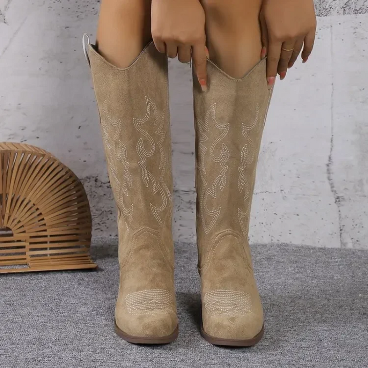 "Sienna suède cowboylaarzen dames met westernstijl, luxe stikwerk en stevige blokhak, perfect voor modieuze outfits."