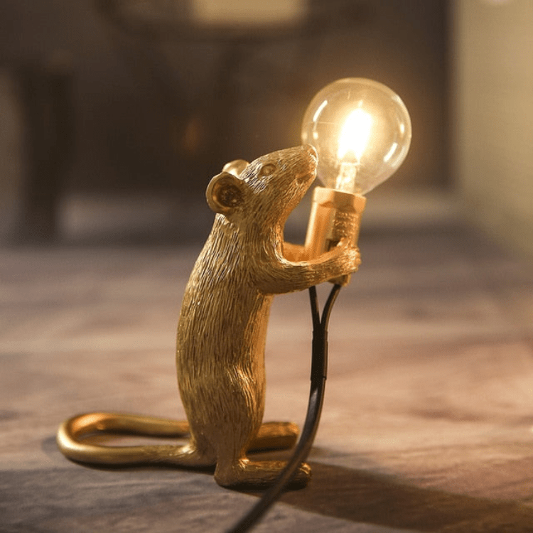 "Speelse Doctor Mousey tafellamp van hars, uniek muisdesign met LED-compatibiliteit, perfect voor tafel of kast"