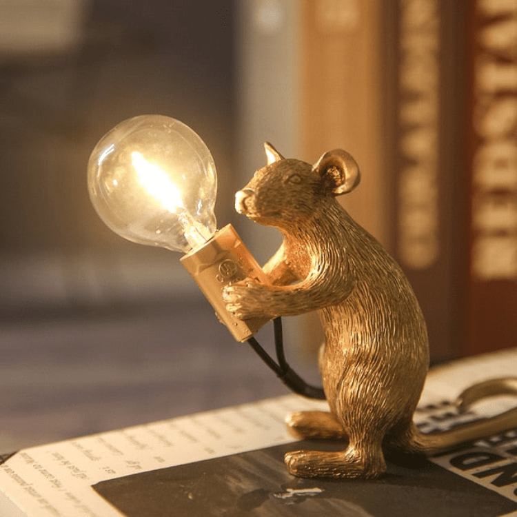 "Speelse Doctor Mousey tafellamp van hars, uniek muisdesign met LED-compatibiliteit, perfect voor tafel of kast"