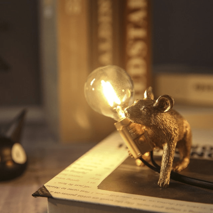 "Speelse Doctor Mousey tafellamp van hars, uniek muisdesign met LED-compatibiliteit, perfect voor tafel of kast"