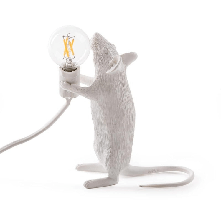"Speelse Doctor Mousey tafellamp van hars, uniek muisdesign met LED-compatibiliteit, perfect voor tafel of kast"