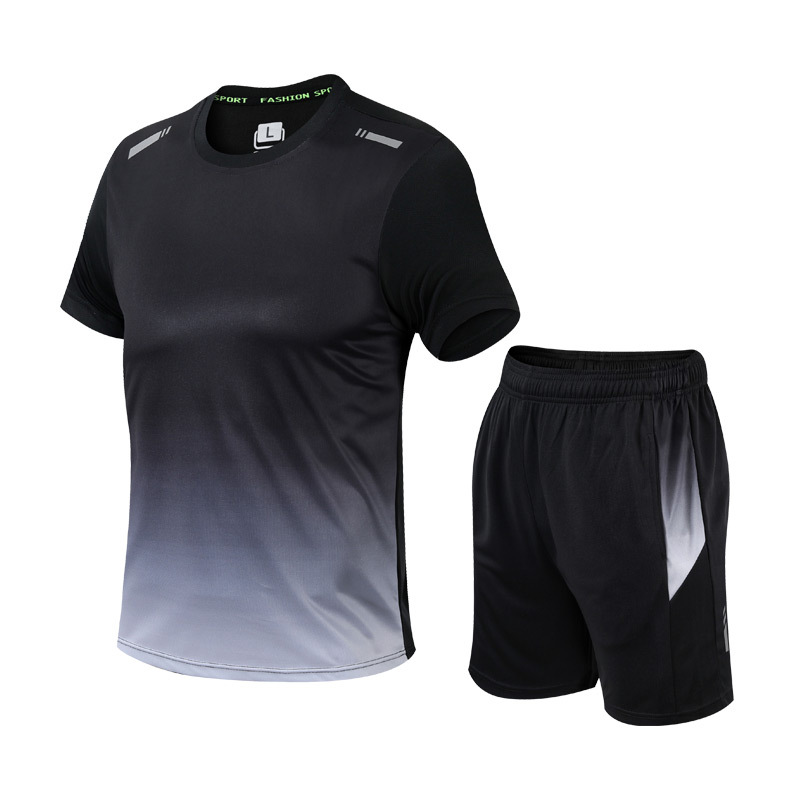 "Sportieve mannenkleding set met blauw shirt en zwarte korte broek, ideaal voor sport en vrijetijdsbesteding."