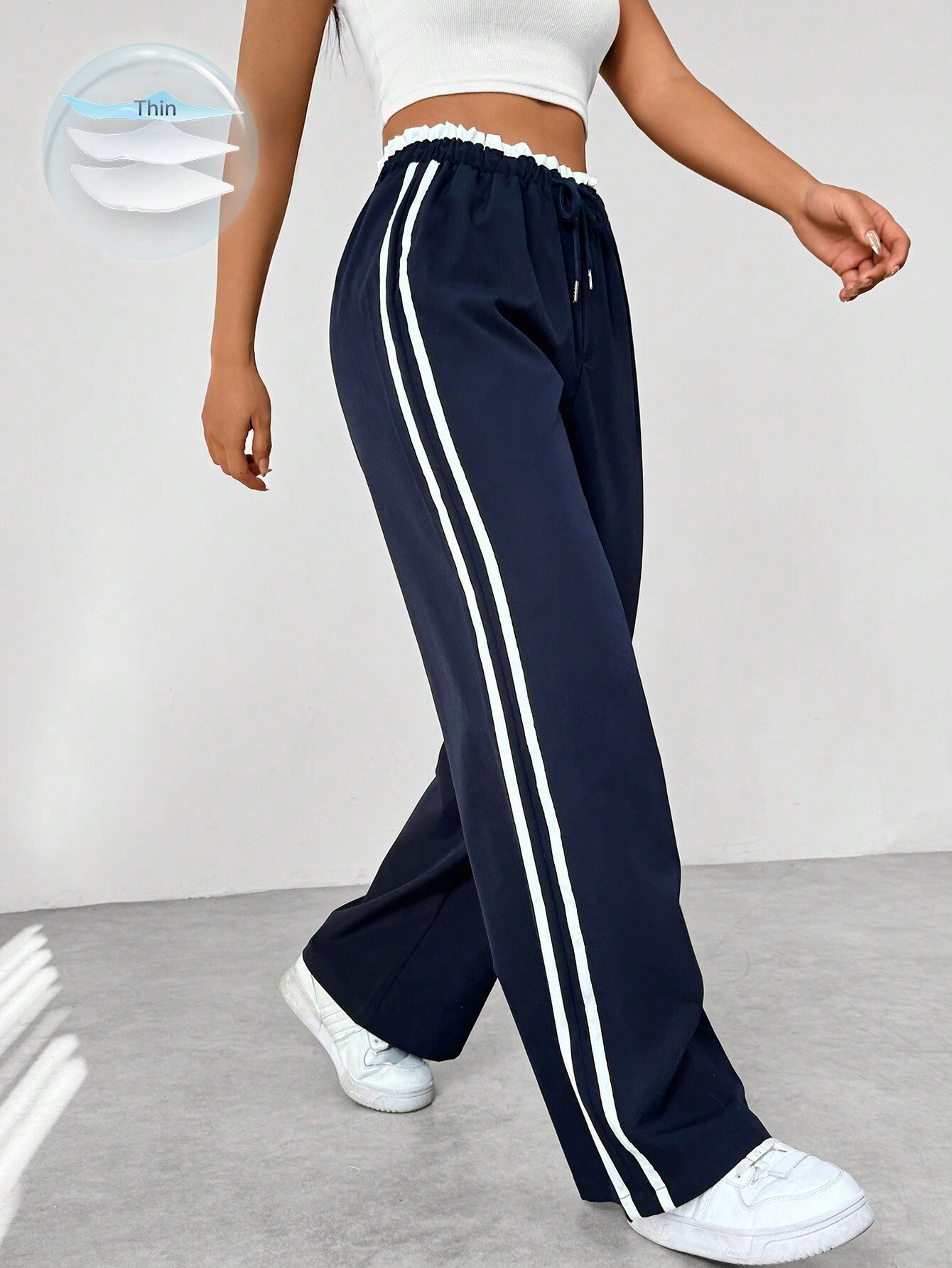 "Sportieve wide-leg broek met relaxte pasvorm en dubbele strepen, elastische tailleband, perfect voor casual stijl."