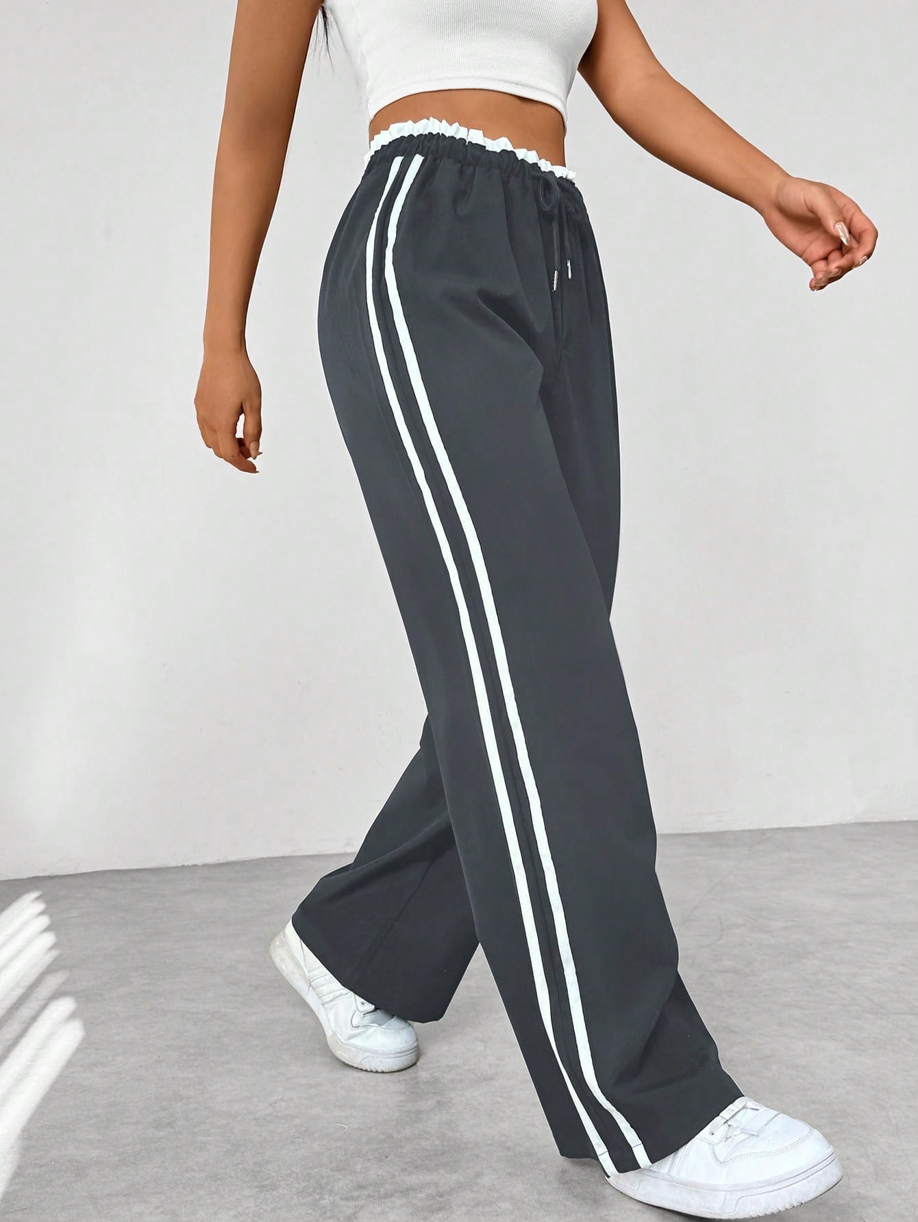 "Sportieve wide-leg broek met relaxte pasvorm en dubbele strepen, elastische tailleband, perfect voor casual stijl."