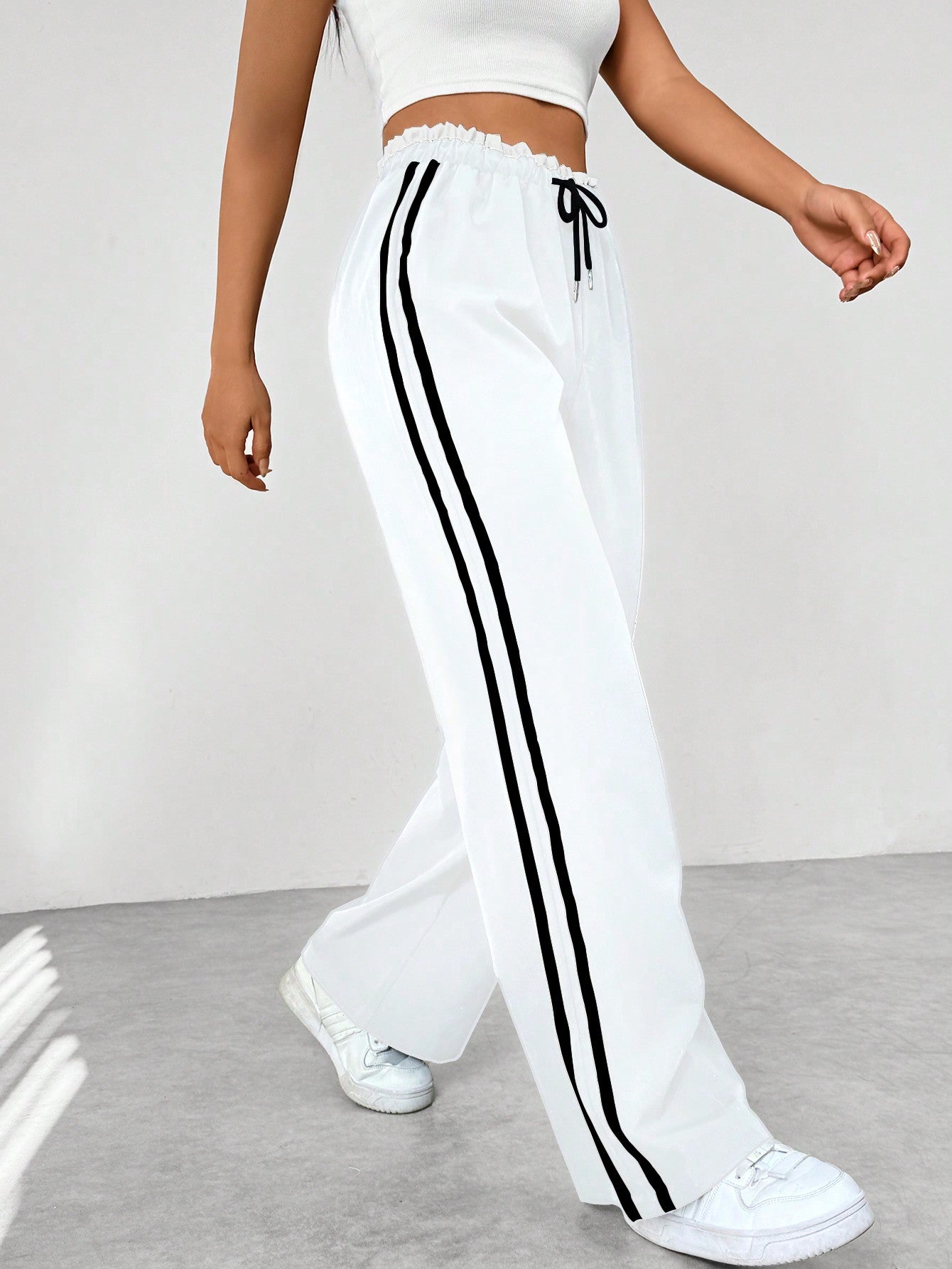 "Sportieve wide-leg broek met relaxte pasvorm en dubbele strepen, elastische tailleband, perfect voor casual stijl."