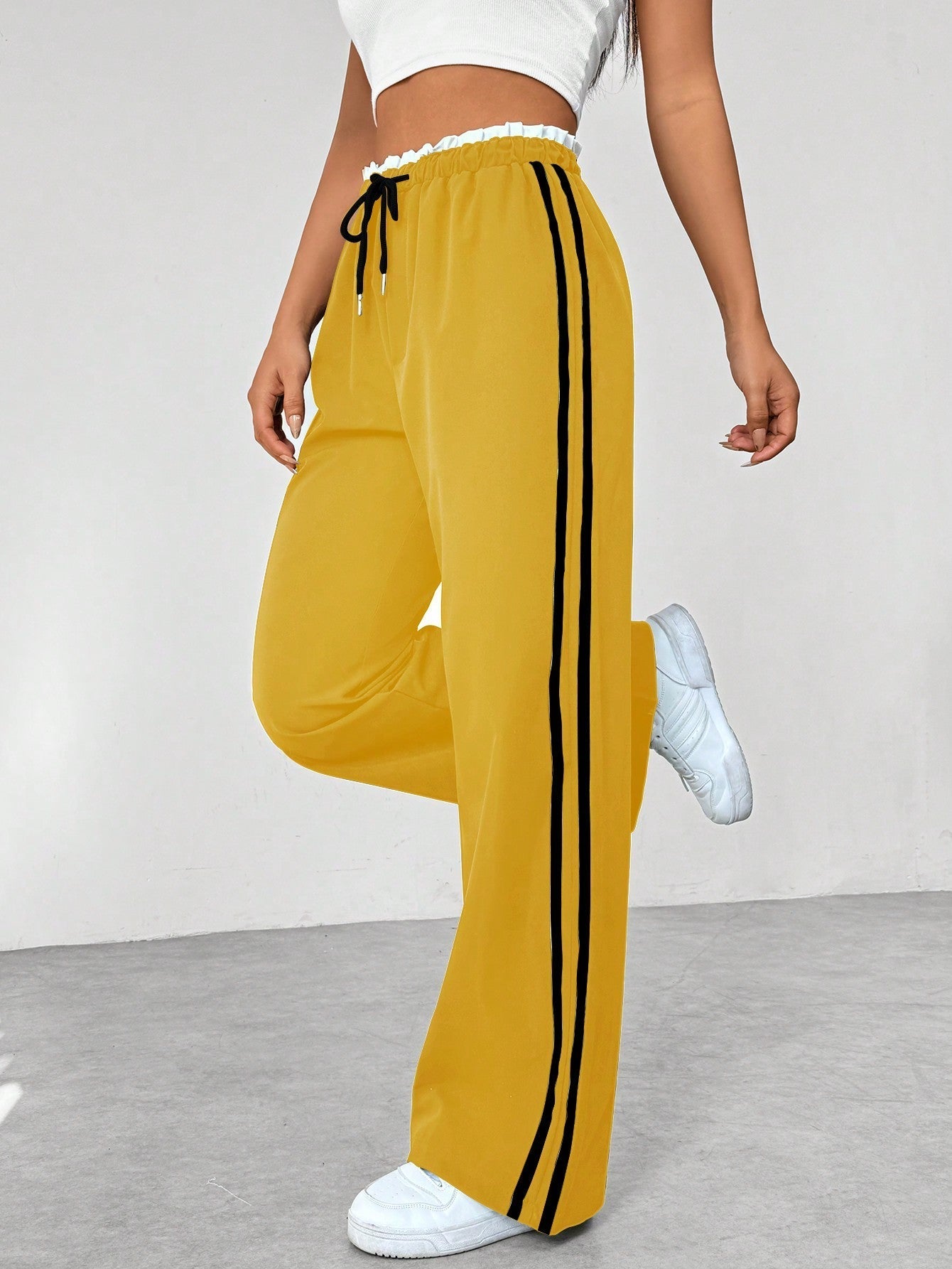"Sportieve wide-leg broek met relaxte pasvorm en dubbele strepen, elastische tailleband, perfect voor casual stijl."
