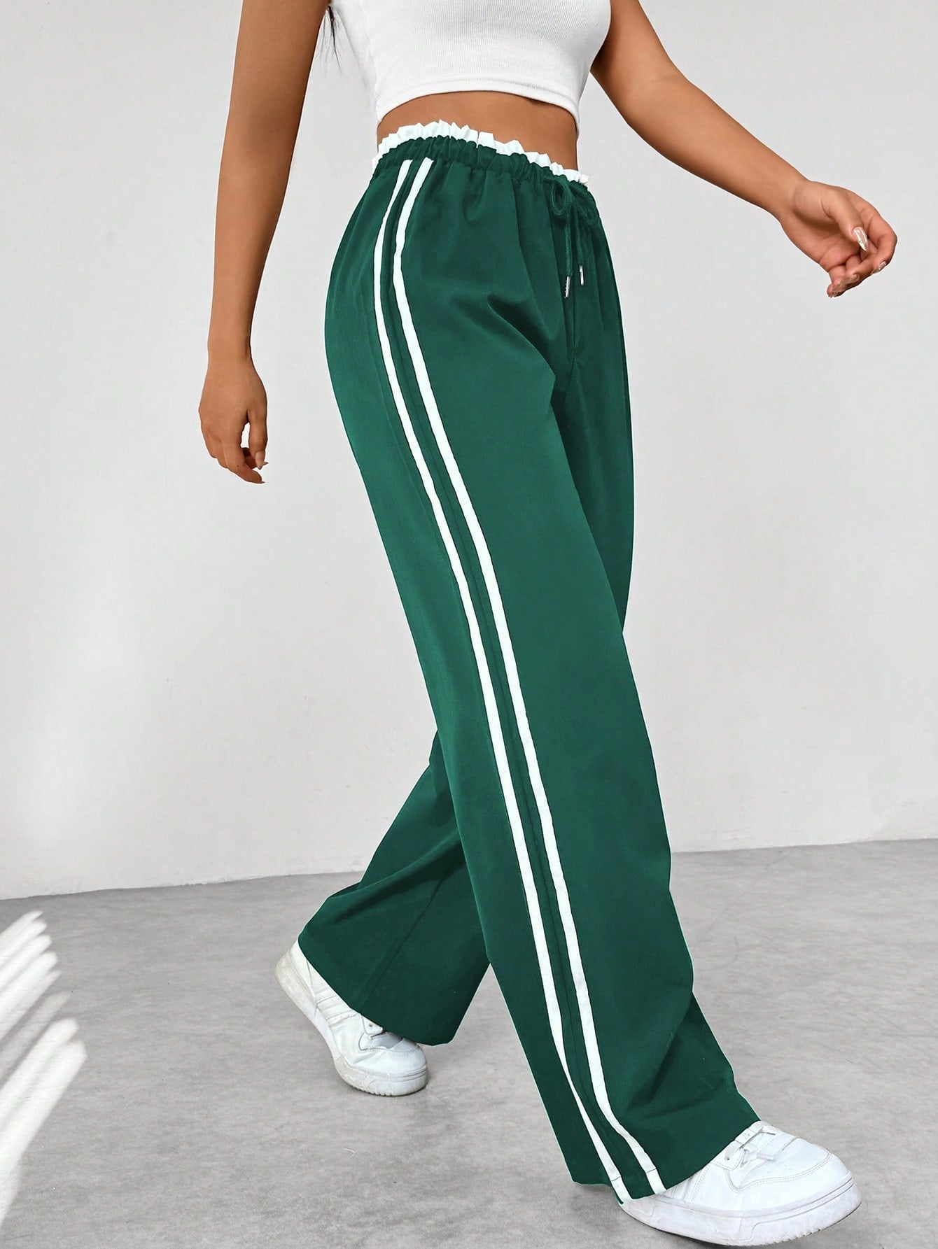 "Sportieve wide-leg broek met relaxte pasvorm en dubbele strepen, elastische tailleband, perfect voor casual stijl."