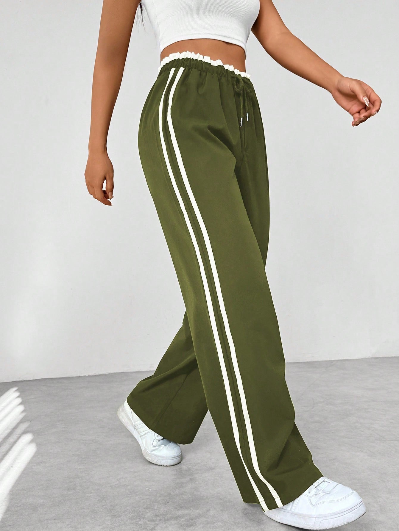 "Sportieve wide-leg broek met relaxte pasvorm en dubbele strepen, elastische tailleband, perfect voor casual stijl."