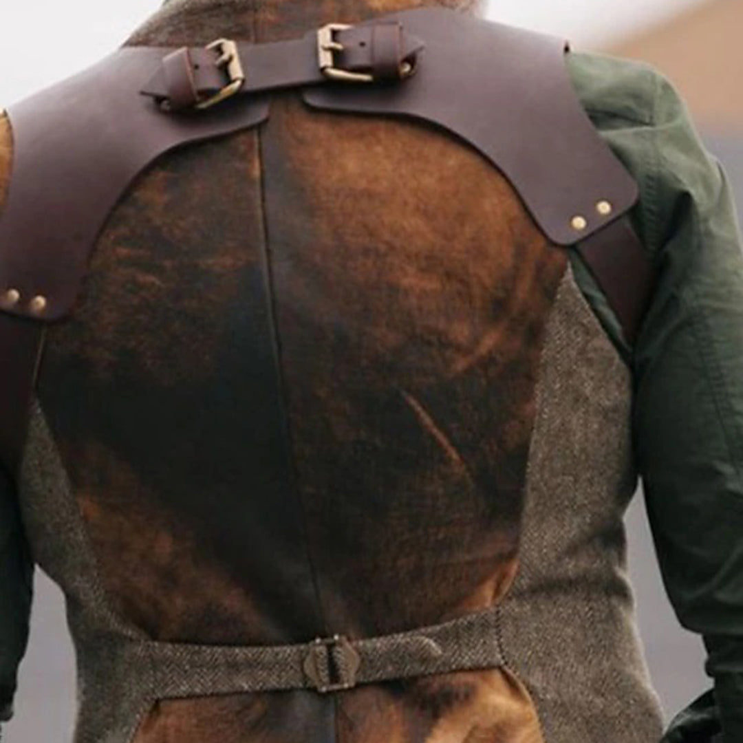 "Stijlvol bruin leren heren gilet, veelzijdig en elegant met tijdloze uitstraling, geschikt voor elke gelegenheid."