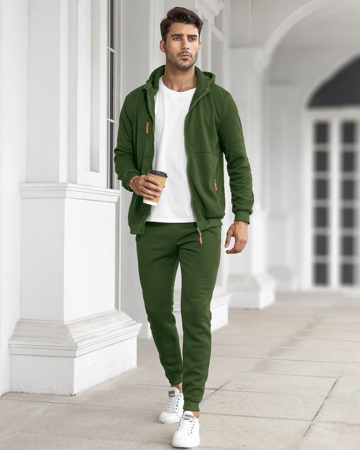 "Stijlvol heren trainingspak, zwart, slim-fit, met zakken; ideaal voor sportsessies en ontspannen, moderne look."