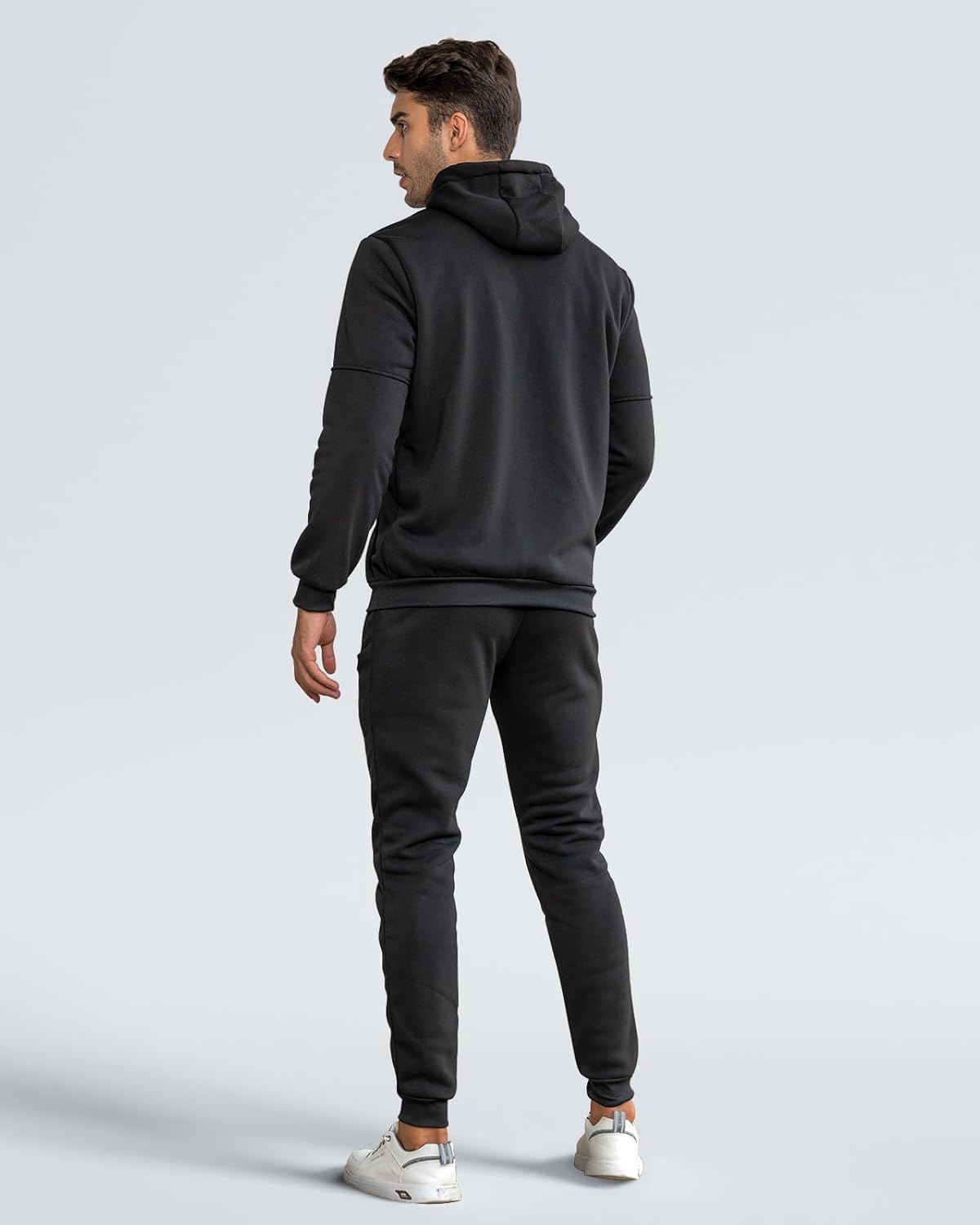 "Stijlvol heren trainingspak, zwart, slim-fit, met zakken; ideaal voor sportsessies en ontspannen, moderne look."