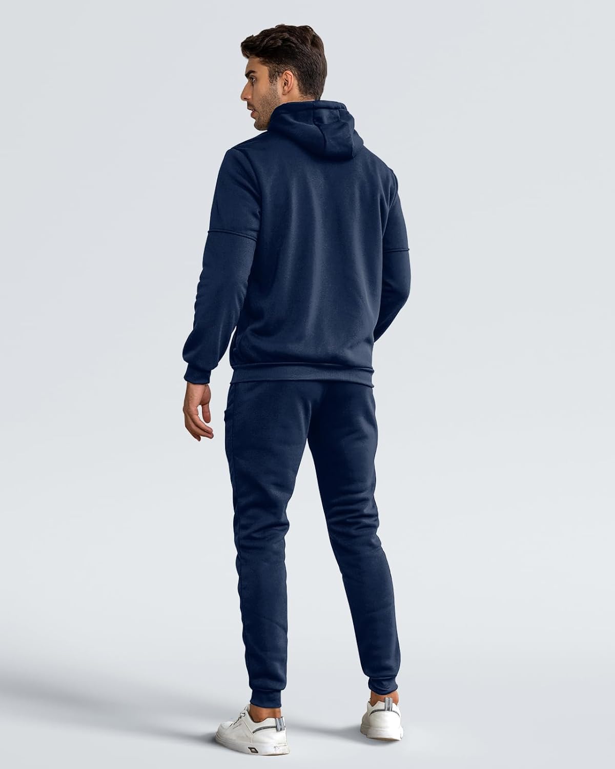 "Stijlvol heren trainingspak, zwart, slim-fit, met zakken; ideaal voor sportsessies en ontspannen, moderne look."