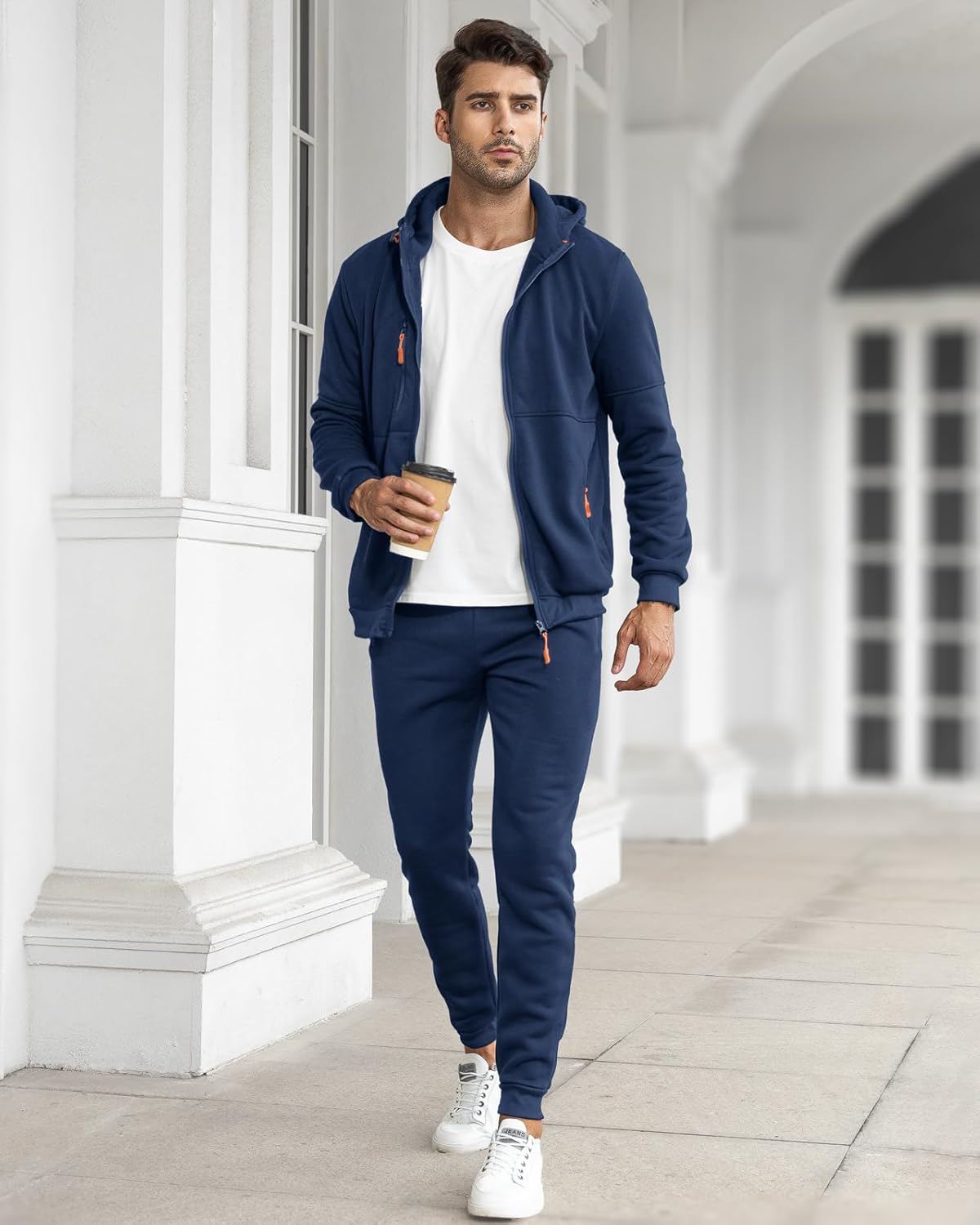 "Stijlvol heren trainingspak, zwart, slim-fit, met zakken; ideaal voor sportsessies en ontspannen, moderne look."