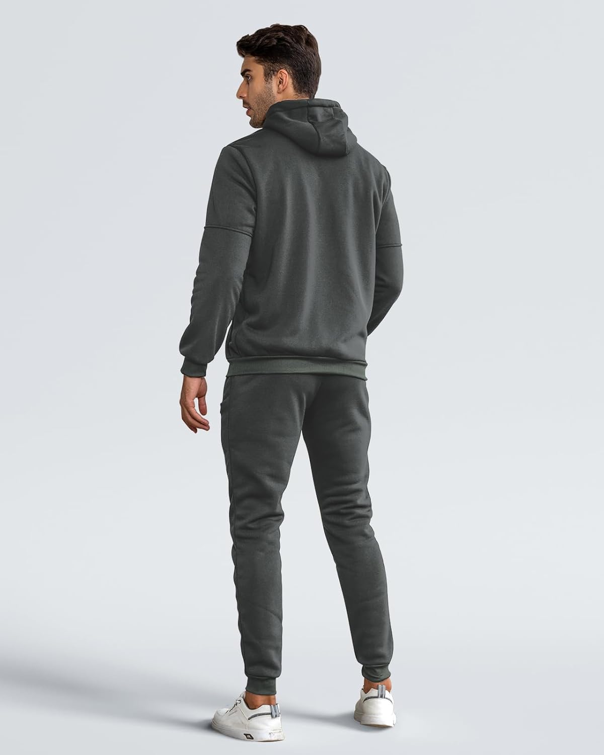 "Stijlvol heren trainingspak, zwart, slim-fit, met zakken; ideaal voor sportsessies en ontspannen, moderne look."