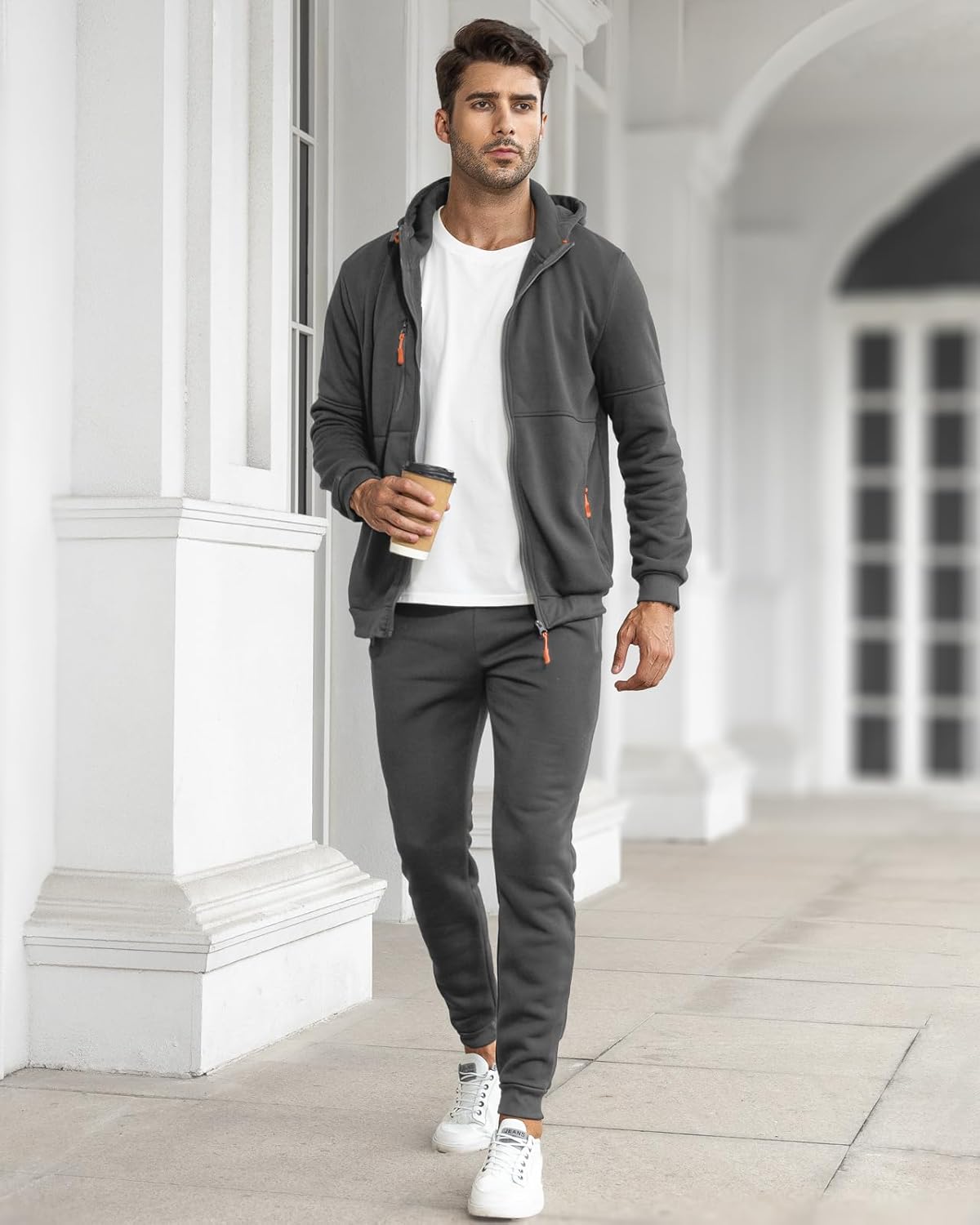 "Stijlvol heren trainingspak, zwart, slim-fit, met zakken; ideaal voor sportsessies en ontspannen, moderne look."